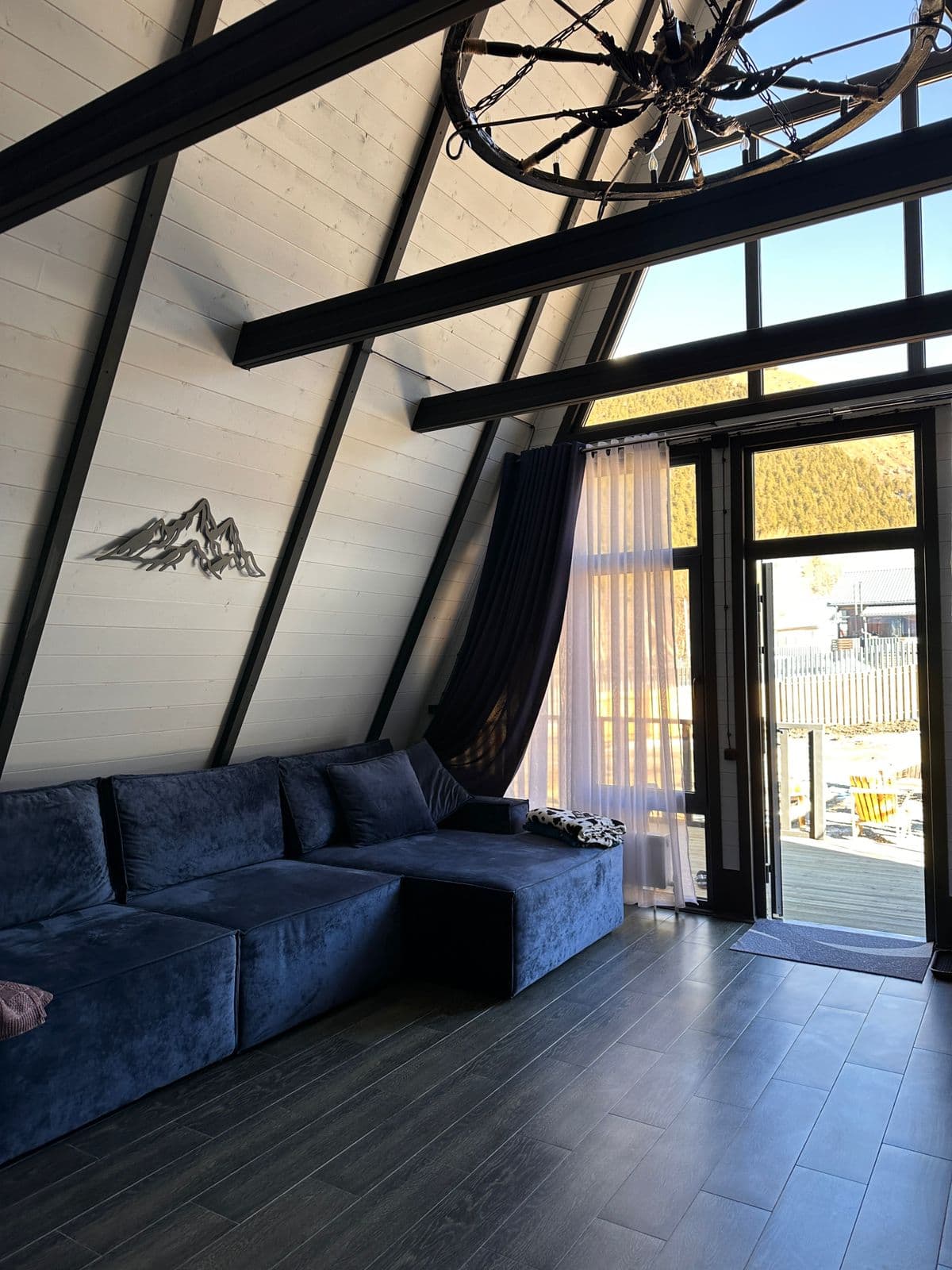 Гостиная коттеджа 1 с дизайнерским диваном