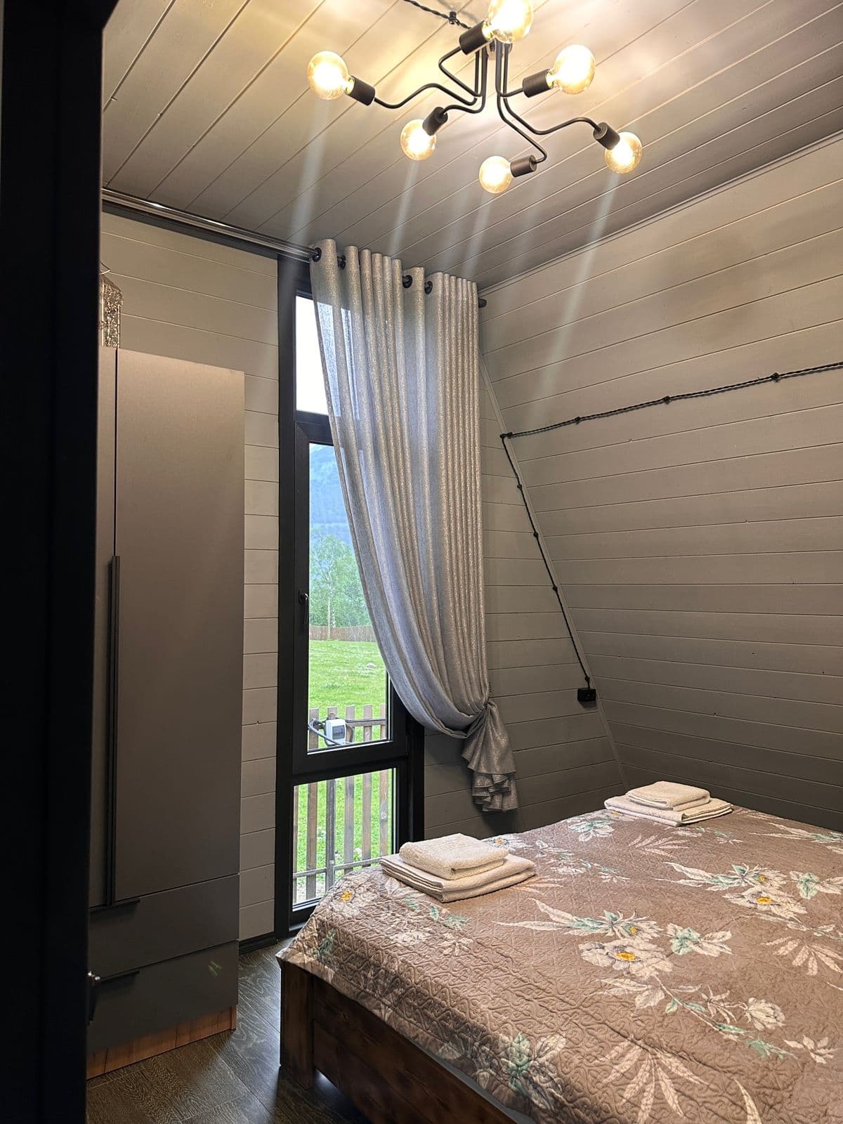 Светлая спальня с видом на природу