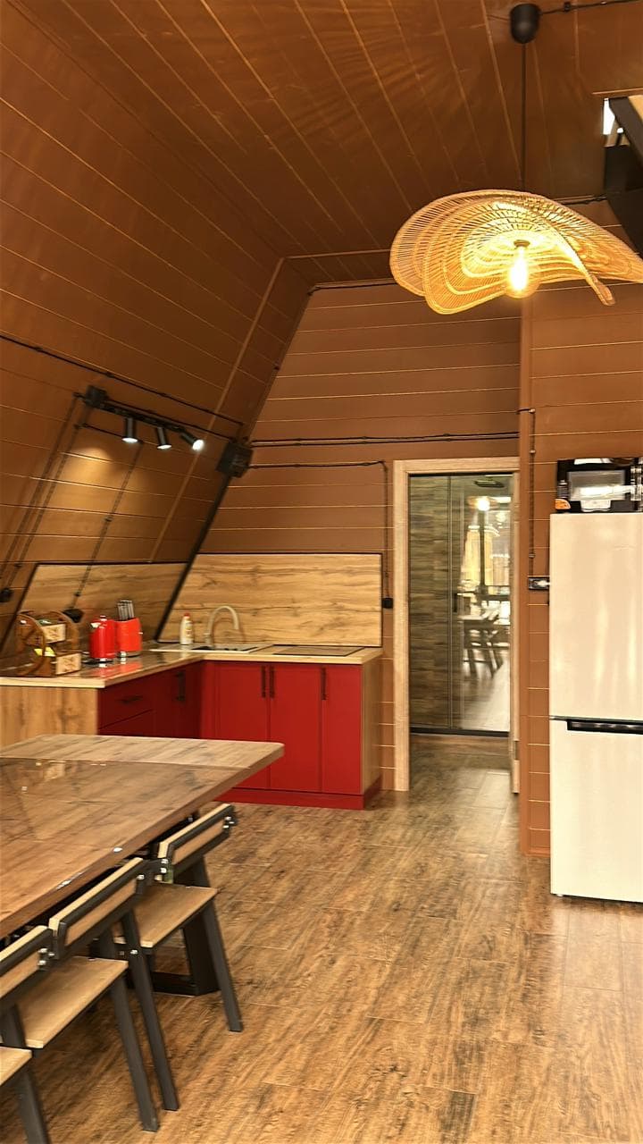 Современная кухня коттеджа