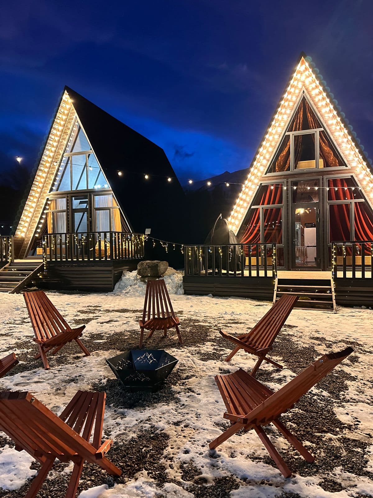 Вечерняя атмосфера у коттеджа с видом на горы